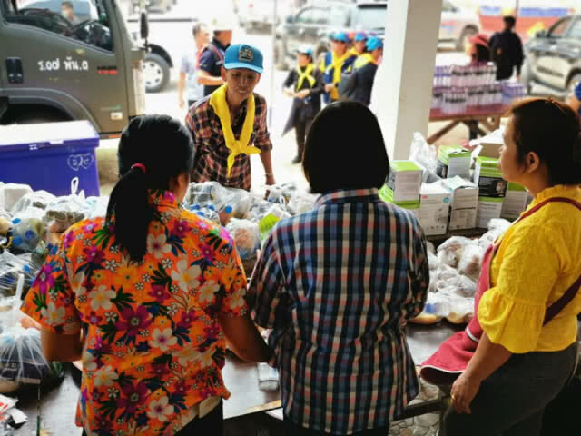 ตั้ง"โรงครัวพระราชทาน" แจกจ่ายเสบียงอาสาดับไฟป่า​กว่า​1,500​ คน คาดเย็นนี้ไฟป่าแม่จันดับหมด​