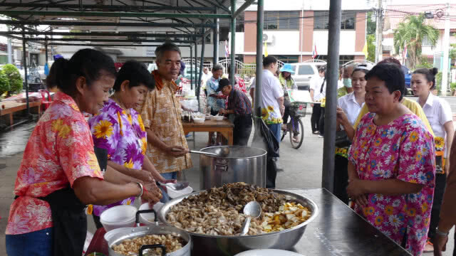 สืบสานประเพณี รดน้ำดำหัวผู้สูงอายุร้อยปี!