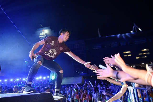 สุดอลังการ! "ช้าง สงกรานต์ บุรีรัมย์" ทำยอดคนร่วมงาน 2 วัน แตะ 5.5 แสนคน