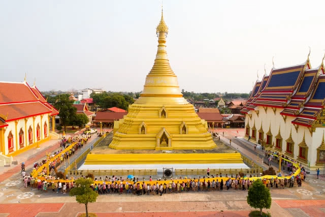 ชาวไทยแห่ผ้าห่มองค์เจดีย์วัดพระบรมธาตุ