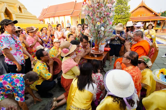 ชาวไทยแห่ผ้าห่มองค์เจดีย์วัดพระบรมธาตุ
