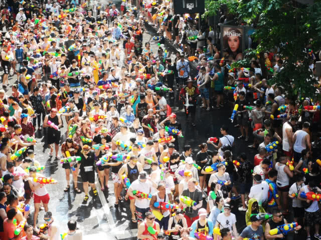 สงกรานต์สีลมสุดคึกคัก! นักเล่นน้ำ โปรยจูบนักข่าว ขณะรายงานสด
