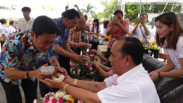 สืบสานประเพณี รดน้ำดำหัวผู้สูงอายุร้อยปี!