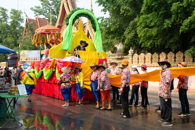 ชาวไทยแห่ผ้าห่มองค์เจดีย์วัดพระบรมธาตุ