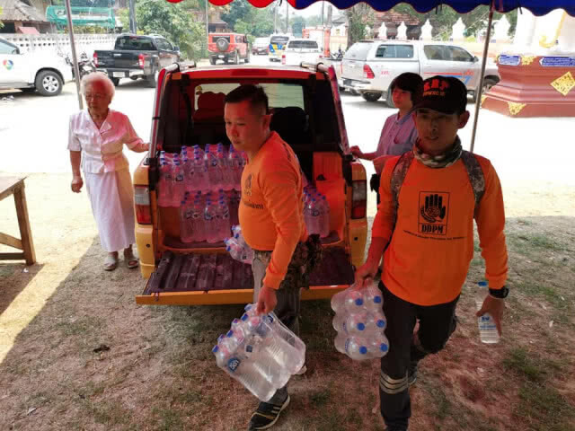 ตั้ง"โรงครัวพระราชทาน" แจกจ่ายเสบียงอาสาดับไฟป่า​กว่า​1,500​ คน คาดเย็นนี้ไฟป่าแม่จันดับหมด​