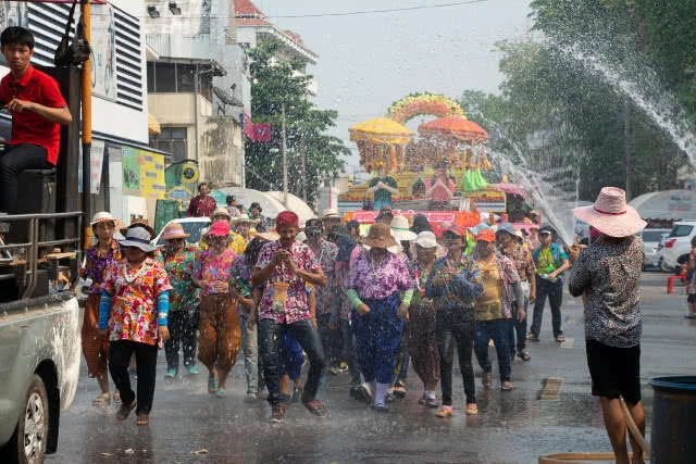 ชาวไทยแห่ผ้าห่มองค์เจดีย์วัดพระบรมธาตุ