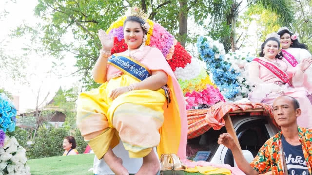 ใส่บาตรน้ำผึ้งประเพณีแห่งเดียวในไทย จัดขบวนแห่ธิดาช้างยิ่งใหญ่