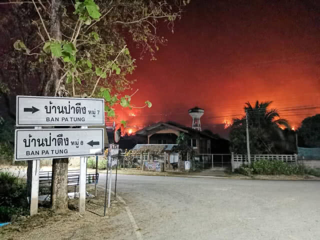 ตั้ง"โรงครัวพระราชทาน" แจกจ่ายเสบียงอาสาดับไฟป่า​กว่า​1,500​ คน คาดเย็นนี้ไฟป่าแม่จันดับหมด​