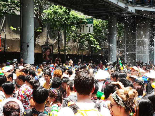 สงกรานต์สีลมสุดคึกคัก! นักเล่นน้ำ โปรยจูบนักข่าว ขณะรายงานสด