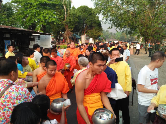 ชาวแม่ฮ่องสอนทำบุญตักบาตรวันปีใหม่ไทย