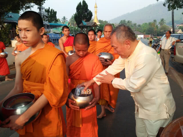 ชาวแม่ฮ่องสอนทำบุญตักบาตรวันปีใหม่ไทย