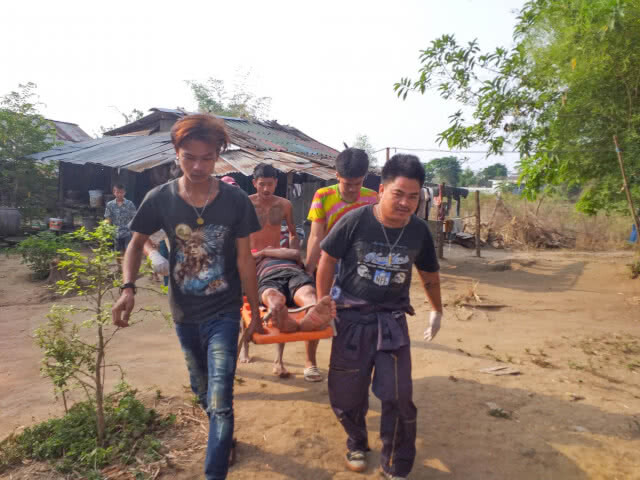หนุ่มเมียนมาคลั่ง! ใช้กรรไกรแทงคอตัวเองหวิดดับ