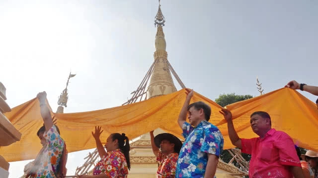 ชาวมอญสามโคก แห่หางหงส์ห่มเจดีย์ ส่งท้ายสงกรานต์