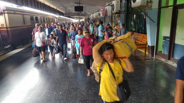 สถานีรถไฟหาดใหญ่คึกคัก ประชาชนแน่น