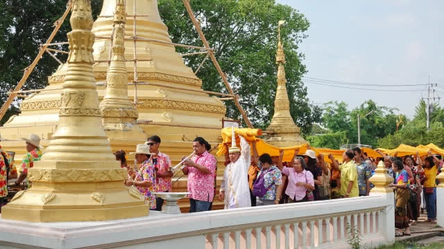 ชาวมอญสามโคก แห่หางหงส์ห่มเจดีย์ ส่งท้ายสงกรานต์
