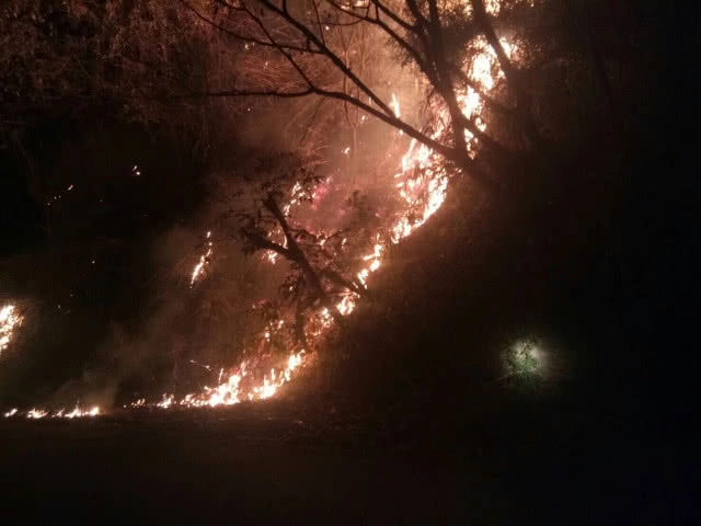 3 วันยังไม่สงบ! "ดอยจระเข้" ยังเป็นทะเลเพลิง