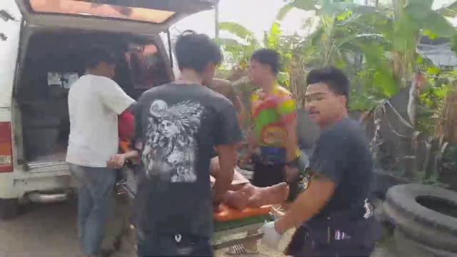 หนุ่มเมียนมาคลั่ง! ใช้กรรไกรแทงคอตัวเองหวิดดับ