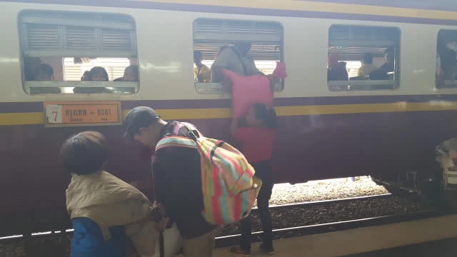สถานีรถไฟหาดใหญ่คึกคัก ประชาชนแน่น