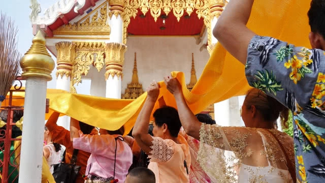 ชาวมอญสามโคก แห่หางหงส์ห่มเจดีย์ ส่งท้ายสงกรานต์