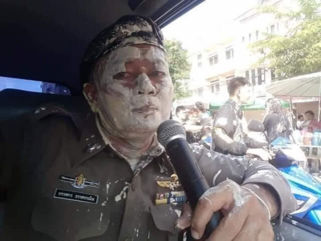 #ชาวเน็ตถูกใจสิ่งนี้ ! ตร.ถูกปะแป้งหน้าขาว เปิดใจ! เห็นปชช.ยิ้ม ผมก็ไม่กลัวเลอะ
