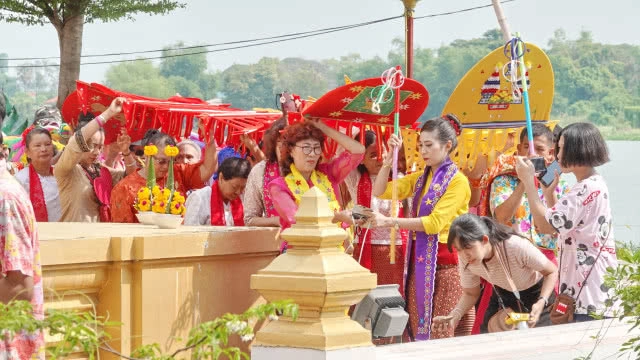 ชาวมอญสามโคก แห่หางหงส์ห่มเจดีย์ ส่งท้ายสงกรานต์