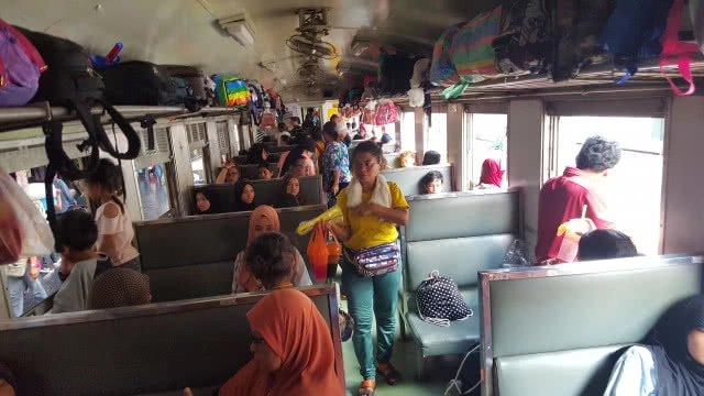 สถานีรถไฟหาดใหญ่คึกคัก ประชาชนแน่น