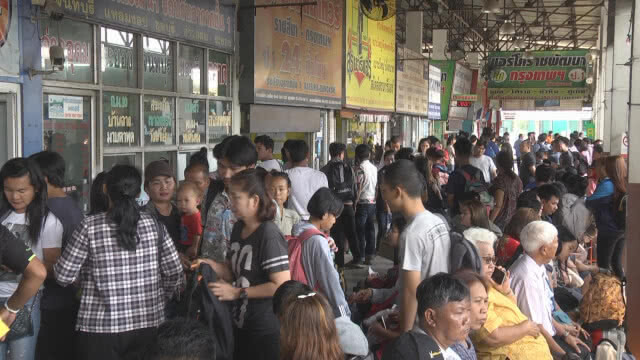 ประชาชนแน่น บขส.โคราช แต่เช้าตรู่ !!