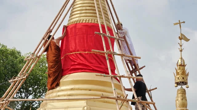 ชาวมอญสามโคก แห่หางหงส์ห่มเจดีย์ ส่งท้ายสงกรานต์