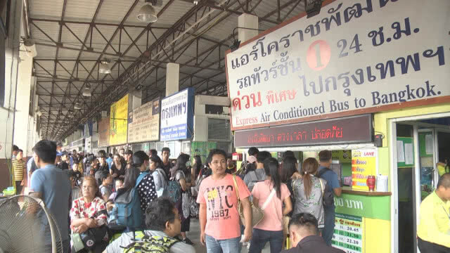 ประชาชนแน่น บขส.โคราช แต่เช้าตรู่ !!