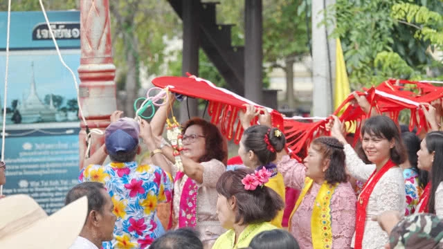 ชาวมอญสามโคก แห่หางหงส์ห่มเจดีย์ ส่งท้ายสงกรานต์