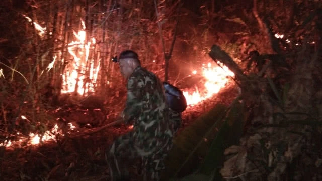 3 วันยังไม่สงบ! "ดอยจระเข้" ยังเป็นทะเลเพลิง