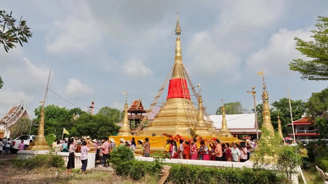 ชาวมอญสามโคก แห่หางหงส์ห่มเจดีย์ ส่งท้ายสงกรานต์
