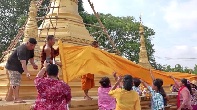 ชาวมอญสามโคก แห่หางหงส์ห่มเจดีย์ ส่งท้ายสงกรานต์