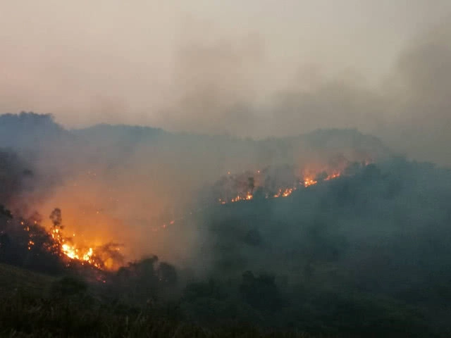 3 วันยังไม่สงบ! "ดอยจระเข้" ยังเป็นทะเลเพลิง