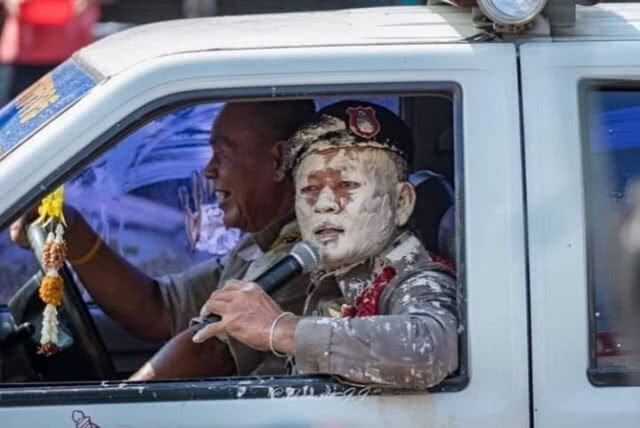 #ชาวเน็ตถูกใจสิ่งนี้ ! ตร.ถูกปะแป้งหน้าขาว เปิดใจ! เห็นปชช.ยิ้ม ผมก็ไม่กลัวเลอะ