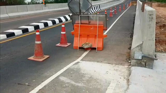 เปิดใช้สะพานเกือกม้าไม่ถึงเดือน คอสะพานทรุด ทำรถเสียหลักเกิดอุบัติเหตุ