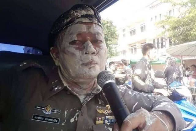 มอบโล่ห์นายตำรวจถูกปะแป้ง ขณะอำนวยความสะดวกช่วงสงกรานต์