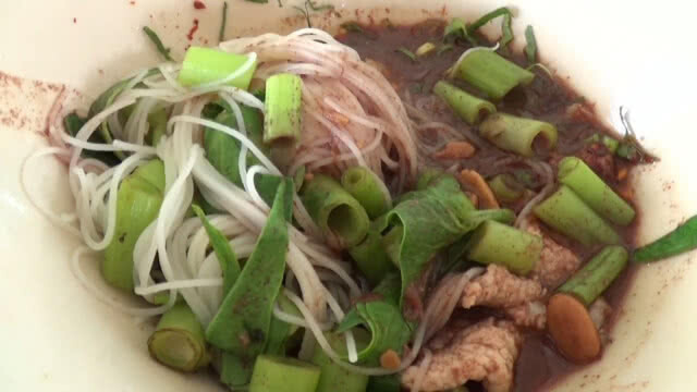 ชวนชิมเตี๋ยวเรือราคาถูก 12 บาท รสชาติเผ็ดจัดจ้าน