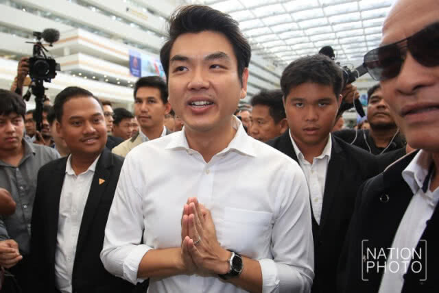 "ปิยบุตร" ยิ้มร่า ชู 3 นิ้ว ก่อนเข้ารายงานตัว ปอท.