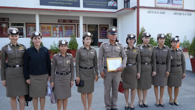 มอบโล่ห์นายตำรวจถูกปะแป้ง ขณะอำนวยความสะดวกช่วงสงกรานต์