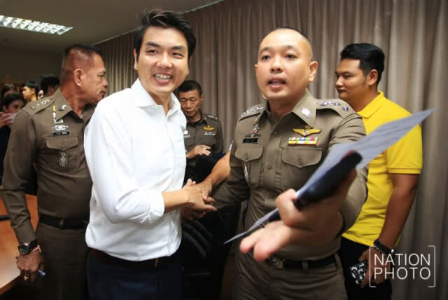 "ปิยบุตร" ยิ้มร่า ชู 3 นิ้ว ก่อนเข้ารายงานตัว ปอท.