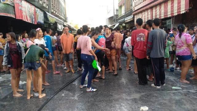 สุดยอด "วันไหลอู่ทอง" เมืองขุนแผน สนุกปลอดแอลกอฮอล์