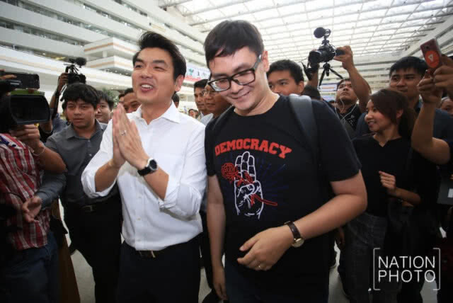 "ปิยบุตร" ยิ้มร่า ชู 3 นิ้ว ก่อนเข้ารายงานตัว ปอท.