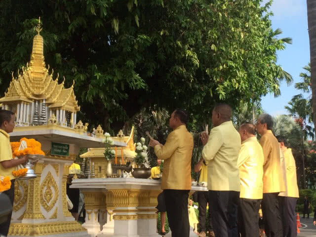 นายกฯปลูกรวงผึ้งพระราชทาน พร้อมสักการะสิ่งศักดิ์สิทธิ์ประจำทำเนียบ