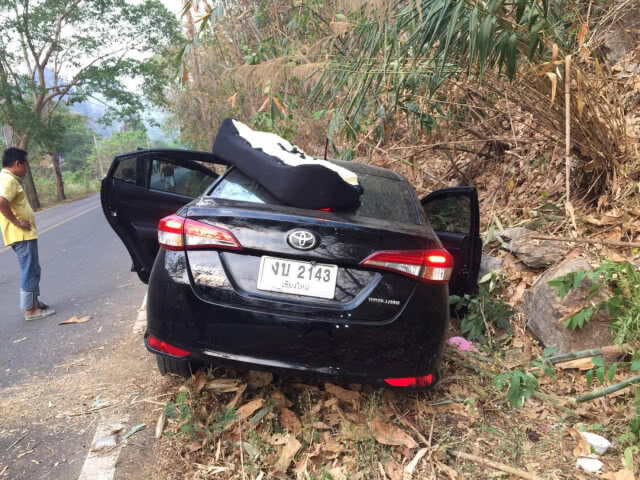 ซิ่งชนก้อนหินสาหัส 4 ราย