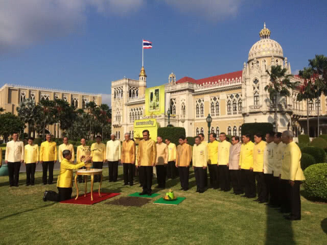 นายกฯปลูกรวงผึ้งพระราชทาน พร้อมสักการะสิ่งศักดิ์สิทธิ์ประจำทำเนียบ