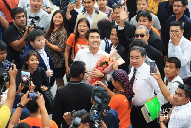 "ปิยบุตร" ยิ้มร่า ชู 3 นิ้ว ก่อนเข้ารายงานตัว ปอท.