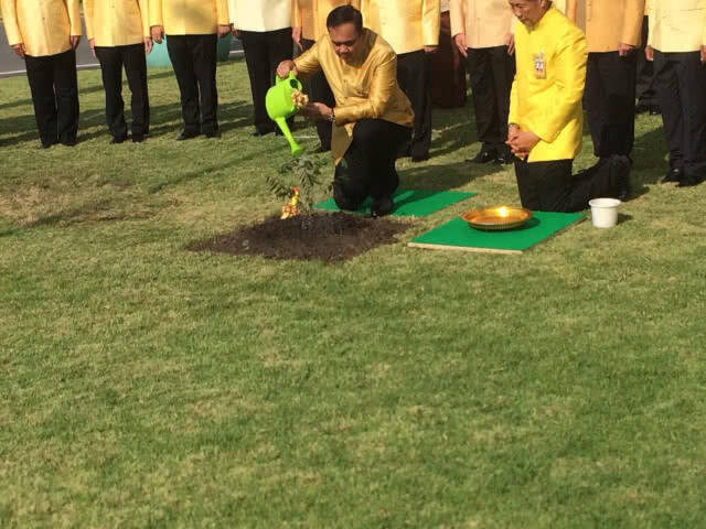 นายกฯปลูกรวงผึ้งพระราชทาน พร้อมสักการะสิ่งศักดิ์สิทธิ์ประจำทำเนียบ