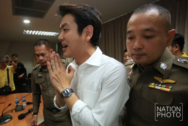 "ปิยบุตร" ยิ้มร่า ชู 3 นิ้ว ก่อนเข้ารายงานตัว ปอท.
