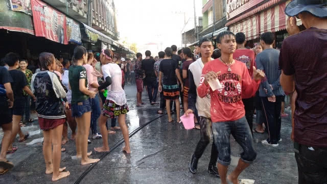 สุดยอด "วันไหลอู่ทอง" เมืองขุนแผน สนุกปลอดแอลกอฮอล์